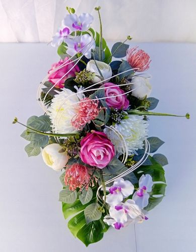 Dekoracja nagrobna z róż i storczyków – pastelowa kompozycja na Arena.pl