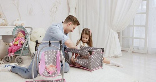 Zestaw dla lalek ŁÓŻECZKO + KRZESEŁKO do karmienia dla laki HUŚTAWKA 2w1 na Arena.pl