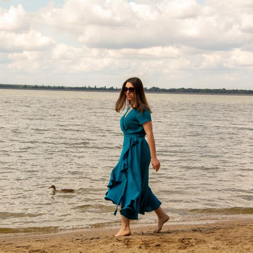 Niebieska bawełniana kopertowa sukienka midi Boho na Arena.pl