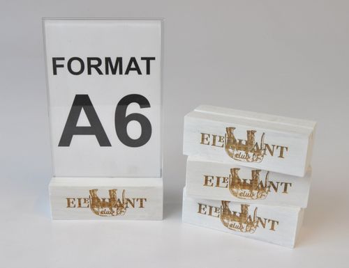 stojak na menu plexi + biała drewniana podstawka z grawerem A6 10 szt na Arena.pl