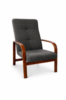 Fotel Nordic Comfort wypoczynkowy salon drewno orzech materiał czarny
