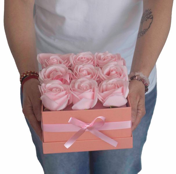 Mydlany Flower Box - 9 Różowych Róż w Kwadratowym Pudełku na Arena.pl