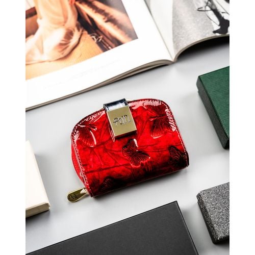 mały portfel damski ze skóry naturalnej w czerwonym kolorze z tłoczonym na Arena.pl