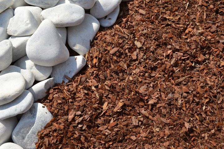 Kora Sosnowa Drobna 80L ściółka naturalna do ogrodu ochrona roślin zdjęcie 3