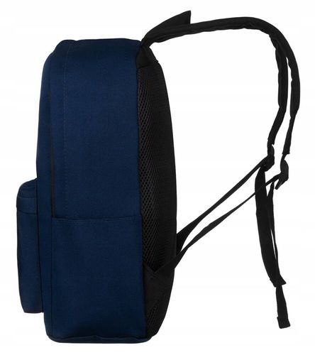 plecak szkolny w granatowym kolorze zawieszony na regulowanych szelkach na Arena.pl