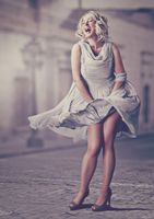 FOTOTAPETA KOBIETA W SZAREJ SUKIENCE