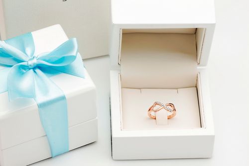 pierścionek nieskończona miłość z różowego i białego złota z diamentami na Arena.pl