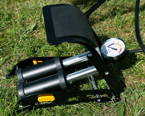 Pompka Nożna Rowerowa Samochodowa Dwutłokowa Z Manometrem na Arena.pl