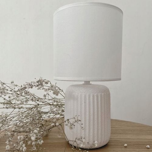 Lampka nocna z abażurem biała ceramiczna ryflowana DION D1 na Arena.pl