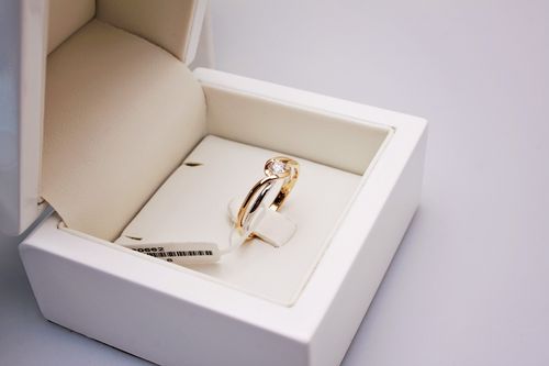 pierścionek zaręczynowy z dwukolorowego złota z brylantem 0,15ct na Arena.pl