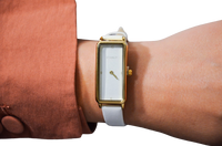 Elegancki  prostokątny zegarek na skórzanym białym pasku koperta kolor złoty