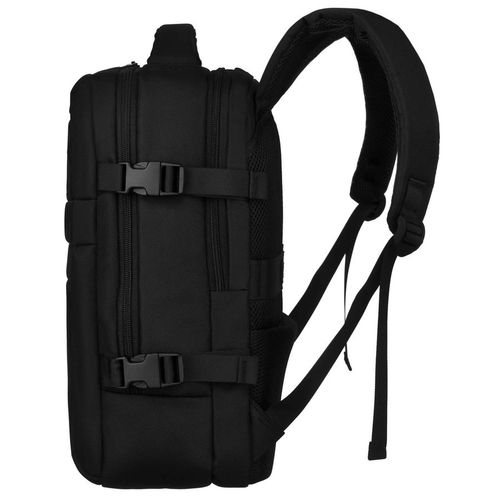 plecak podróżny w czarnym kolorze zawieszony na regulowanych szelkach na Arena.pl