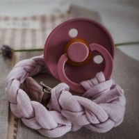 Hi Little One : Warkoczykowa zawieszka do smoczka Lavender Light