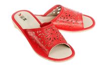 Przewiewne damskie pantofle z ażurowym wzorem pw077 czerwony Obuwie 37