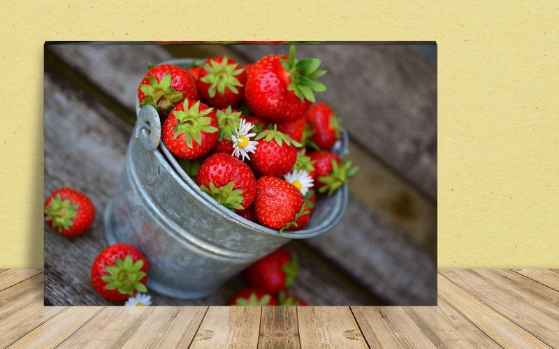 Foto obraz na płótnie "Wiadro czerwonych truskawek" 100x70 zdjęcie 1