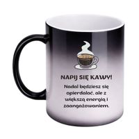 KUBEK "NAPIJ SIĘ KAWY! NADAL BĘDZIESZ SIĘ OPIERDALAĆ, ALE Z WIĘKSZĄ ENERGIĄ I ZAANGAŻOWANIEM" Wzór - Magiczny 330 ml