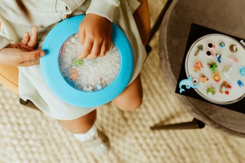 Jellystone Sensoryczny dysk z figurkami A-Ku-Ku! Peekaboo motyw Plaża Beach na Arena.pl