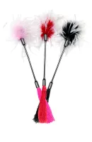 s&m whip & tickle black & white - bat z piorkiem 2w1, 40 cm