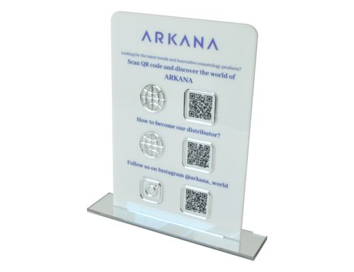 Tabliczka social media A4 plexi z nadrukiem UV i srebrnymi elementami na Arena.pl