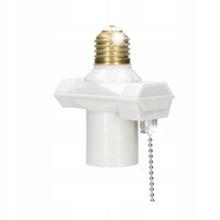 Adapter oprawki E27 z wyłącznikiem i łańcuszkiem Biały praktyczny