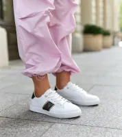 Białe sneakersy z ozdobnym paskiem Grada 38