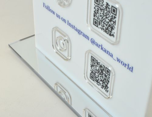 Tabliczka social media A4 plexi z nadrukiem UV i srebrnymi elementami na Arena.pl