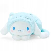 Maskotka pluszak Cinnamoroll przebrana za leżącego kotka 35cm