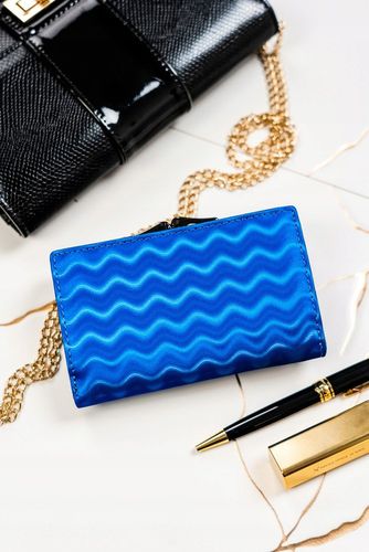 skórzany portfel damski na bigiel i zatrzask ze wzorem fal - lorenti na Arena.pl