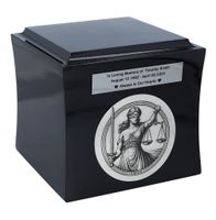 Tematyczna urna z motywem Temidy. Urna dla prawnika Black/Design1/Plakietka