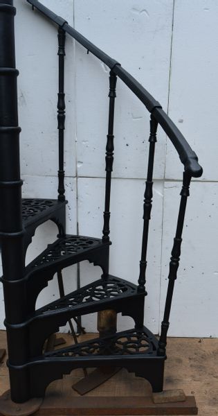 SCHODY KRĘCONE FI 1,36 M - WZÓR NR 2 - 1 TRALKA NA STOPNIU ŻELIWNE zdjęcie 2