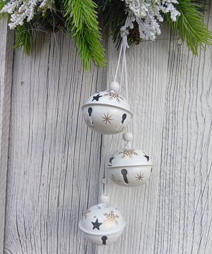 Wianek świąteczny 50 cm czerwony z białymi dzwonkami i zimowymi dodatkami na Arena.pl