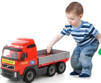 Ciężarówka volvo z przyczepą z burtami 9463