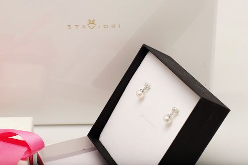 srebrne piękne kolczyki z wiszącą perełką na Arena.pl