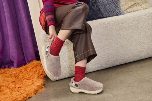 Crocs Damskie Ciepłe Kapcie Domowe Classic Unfurgettable 211116 Clog 38-39 na Arena.pl