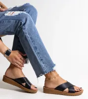 Czarne klapki na koturnie z ecko skóry Burtuka 38