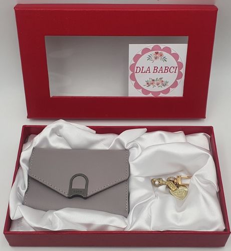Zestaw prezentowy dla Babci . Portfel i zawieszka w ozdobnym opakowaniu. na Arena.pl
