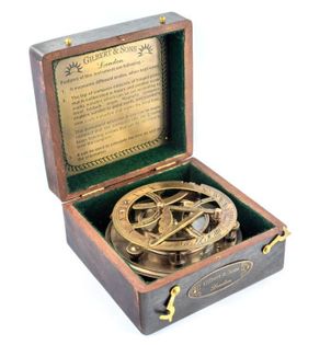 Mosiężny zegar słoneczny i kompas w pudełku