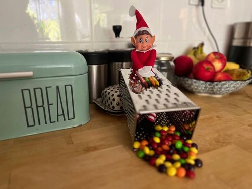 Elf na półce z drucikami - chłopiec Elve's Behavin Badly, psotnik 30 cm na Arena.pl