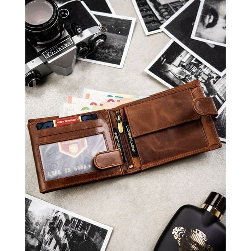 brązowy, skórzany portfel męski wyposażony w system rfid i zamykany na Arena.pl