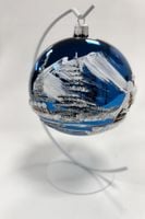 Niebieska Bombka na Stojaku z Pejzażem Zimowym na Prezent 100