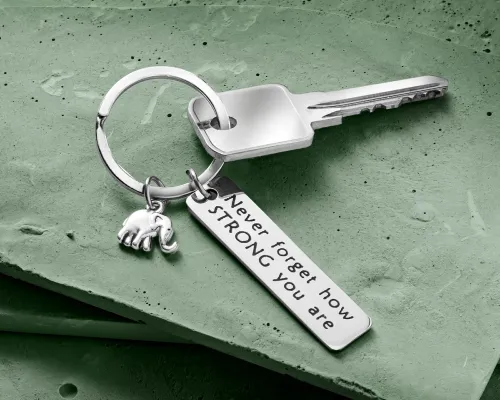 Brelok Słonik z Napisem - Never Forget How Strong You Are na Arena.pl