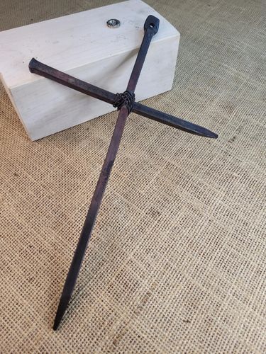 Stalowy kuty krzyż rustykalny z węzłem stalowym 30 cm na Arena.pl