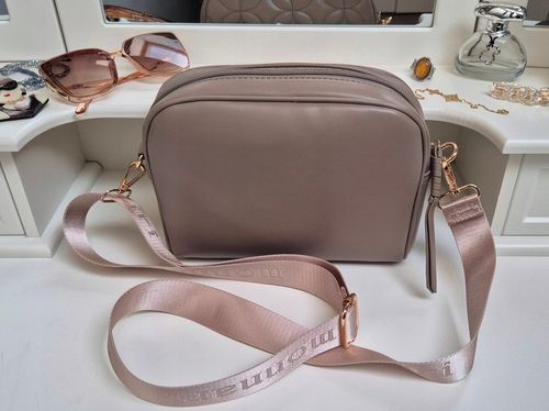 BEŻOWA TOREBKA LISTONOSZKA MONNARI MOCHA MOUSSE PASEK LOGO na Arena.pl