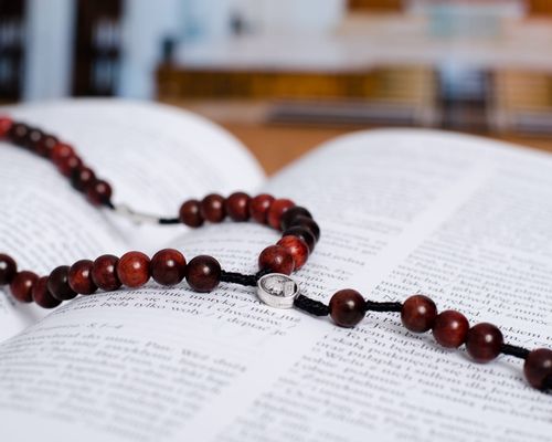 Różaniec z drewna mahoniowego RT-13 na Arena.pl