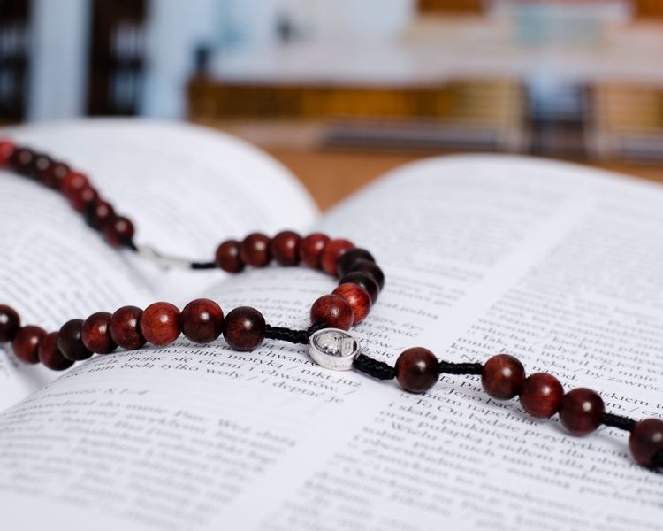 Różaniec z drewna mahoniowego RT-13 zdjęcie 5