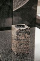 Ekskluzywny Wazon Granitowy na Grób Wazon na Pomnik (Himalaya) 28cm