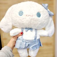 Maskotka pluszak stojąca Cinnamoroll w sukience 45 cm
