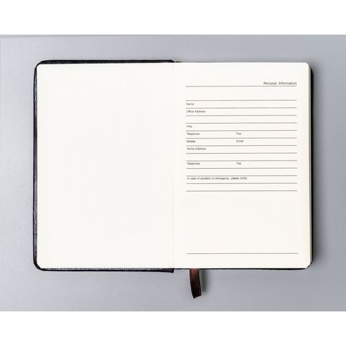 czarny notes w formacie a6 zadrukowany w kropki, wyposażony w gumkę z na Arena.pl