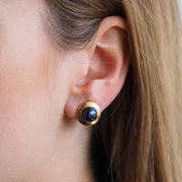 Klipsy - Perły czarne koło 8 mm w złoconym srebrze młotkowanym