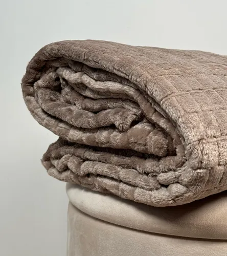 Beżowy pikowany koc na Arena.pl